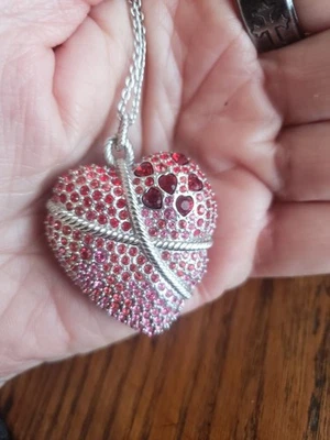 Large Genuine SWAROVSKI CRYSTAL SWAN BRAND HEART NECKLACE MINT WITH CHAIN. PINK - Image 1 of 4