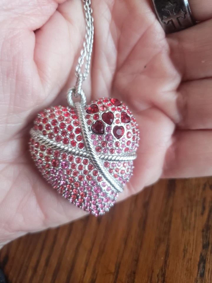 Large Genuine SWAROVSKI CRYSTAL SWAN BRAND HEART NECKLACE MINT WITH CHAIN. PINK - Image 1 of 4
