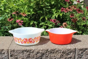 Cazuela redonda Pyrex Friendship Pattern 2,5 QT #474 y roja 1,5 QT #473 de 2 piezas - Imagen 1 de 16