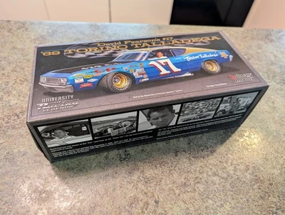 1969 Torino Talladega David Pearson #17 AUTOGRAPHED Racing Legends 1:24 Mint COA - Image 1 of 4