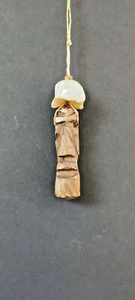 Colgante de madera grabado a mano con sombrero de hueso de jabalí, 3"-8 cm, hecho en Bulgaria - Imagen 1 de 8
