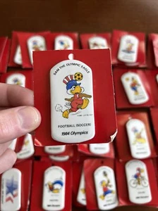 Soccer 1984 OLYMPICS LOS ANGELES SAM OLYMPIC EAGLE BUTTON 24 Diff Avail - Afbeelding 1 van 4