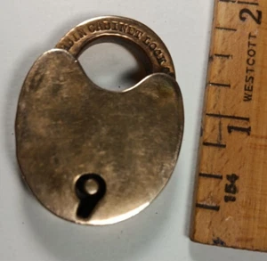 Candado pequeño de latón chapado en oro Corbin Cabinet Lock Co. - tamaño extraño - Imagen 1 de 9