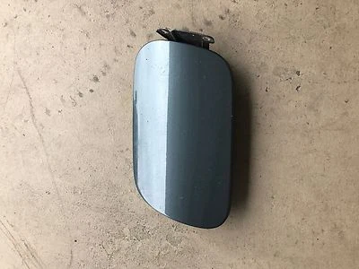 2004 - 2006 VOLKSWAGEN VW TOUAREG FUEL GAS TANK DOOR - OEM Foto 1 de 2