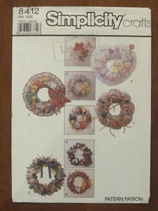 SIMPLICITY PATTERN - 8412 DECORATIVE GIFT WREATHS DOG CAT KITCHEN BABY UNCUT - Picture 1 of 2