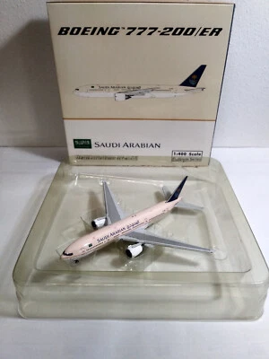 Phoenix 1:400 Saudia B777-200ER HZ-AKG – MINT Die-cast Desert Livery Model - Immagine 1 di 4