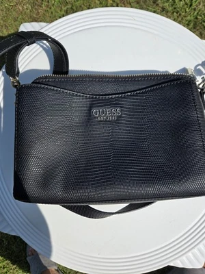 Bandolera Guess negra Lyndi triple compartimento novia Foto 1 de 4