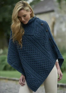 Neu mit Etikett Aran Crafts Tipperary Wasserfallausschnitt Merinowolle Poncho Stockente blau Gr. S/M $ 108 - Bild 1 von 5
