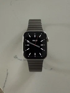 Apple Watch SE (2e génération) 44 mm Starlight aluminium - Photo 1 sur 10