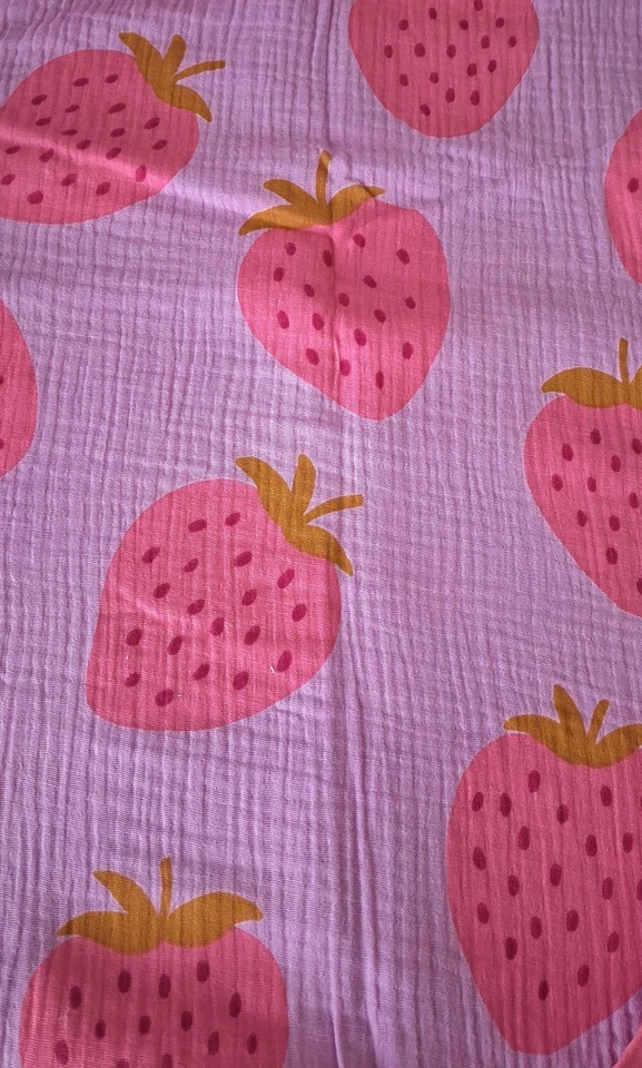 Rest Musseline Erdbeere auf pink 2 Reste 75 x 130 + 85 x 130 - Bild 1 von 2