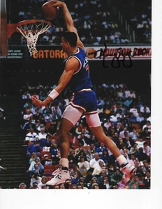NEW YORK KNICKS KENNY WALKER SIGNED MONSTER DUNK 8X10 - Picture 1 of 1