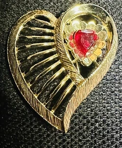 Vintage Love Red Rhinestones Heart Openwork Heart Gold Tone Brooch Pin - Picture 1 of 11