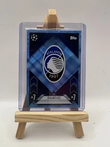 Distintivo squadra Topps Match Attax 24/25 Atalanta blu cristallo parallelo #343 - Foto 1 di 7