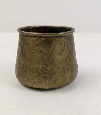 ANTIGUO TAZÓN PEQUEÑO DE LATÓN GRABADO HECHO A MANO, florero 3" X 3" Foto 1 de 4