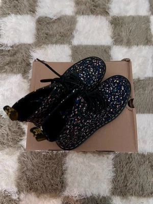 NUEVAS Botas Dr. Martens Page Courtney Floral Negro Lona Ojos Con Cordones W 9  Foto 1 de 4