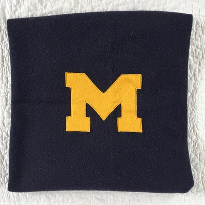 Manta de regazo de estadio de lana pequeña de colección de la Universidad de Michigan 57x37 tiro U de M Foto 1 de 2