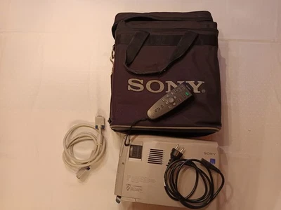 Sony VPL-PX1 LCD Beamer Projektor mit Tasche und Fernbedienung - Bild 1 von 4