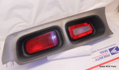 Nuevo de Lote Antiguo MoPar 1972-1974 Dodge Challenger LH CONJUNTO DE LUCES TRASERAS pintura argent pn 3587317 Foto 1 de 4