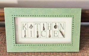 Enmarcado en vidrio y madera verde / punto de cruz hecho a mano "Cocina" con dijes - Imagen 1 de 2