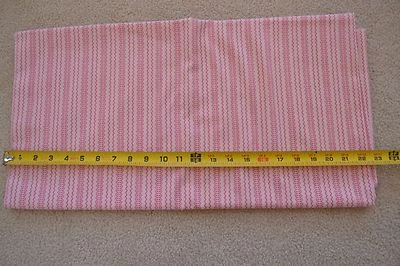 Por 1/2 yarda, rayas onduladas verticales rosas sobre polialgodón rosa ligero, C1454 Foto 1 de 4