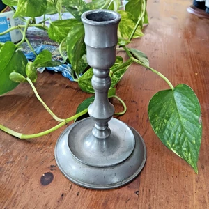 Antiguo candelabro de peltre de 6 pulgadas sin sello - Imagen 1 de 5