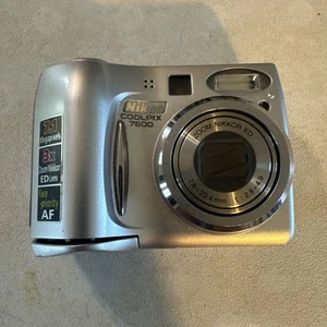 Nikon Coolpix 7600 silber Digitalkamera getestet LESEN - Bild 1 von 11