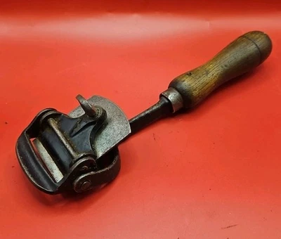 Vintage Box Scraper - Image 1 of 4