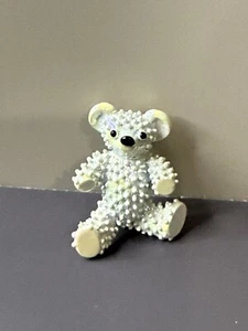 Vintage weißer Emaille NonPerils Teddybär Pin holprig - Bild 1 von 2