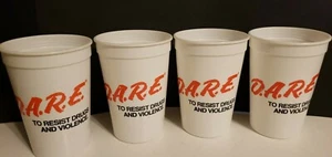 4x -- vintage NOS 90s DARE Drug Abuse Violence 16 oz Cup Party Plastic SOLO USA - Afbeelding 1 van 7