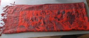 Bufanda para mujer envolvente con flecos rojo negro diseño hojas 42x22,5 poliéster - Imagen 1 de 3