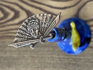 PIN CAPPELLO ASIATICO IN OTTONE… GUERRIERO… SPADE… 8,5”… X2 - Foto 1 di 21