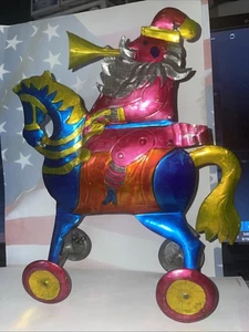 Antike mexikanische Blechdose Volkskunst Trompete Weihnachtsmann auf Pferd mit Rädern Dekoration - Bild 1 von 14