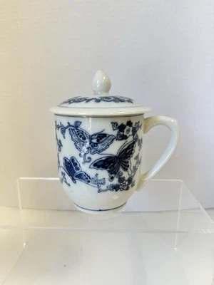 Vintage Chinese Blue White Butterfly Tea Cup Mug, Porcelain Lidded Asian B6 - Image 1 of 4