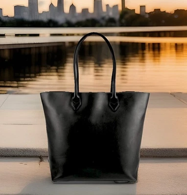 Bolso de Mano John Varvatos Para Hombre de Cuero Negro con Bolsa Antipolvo JV Incluida Precio de Venta sugerido por el fabricante $998 Foto 1 de 4