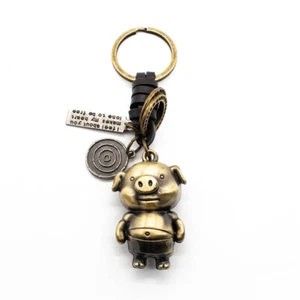 Llavero colgante de cerdo en tono bronce con conector de cuero - Imagen 1 de 8