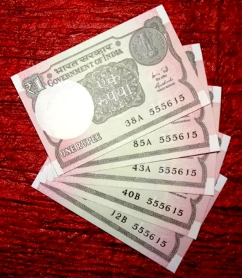 INDIA : 1 RUPEE  2011 INDIA REPUBLIC SAME NUMBER 555615 - 5 UNC NOTES LOT - Image 1 of 3