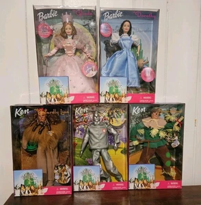 Barbie Ken Doll Collezione 1999 Mago di Oz Set Completo di 5 Con 4 Munchkins  - Foto 1 di 13