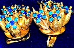 Vintage Peacock Blue Cluster Rhinestone Flowers Ornate Gold Tone Leaves Earrings - Picture 1 of 6