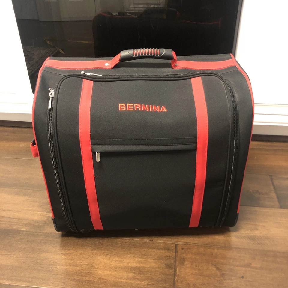 Bolsa de equipaje grande para máquina de coser Bernina negra y roja 21”x11”x18,5” Foto 1 de 4