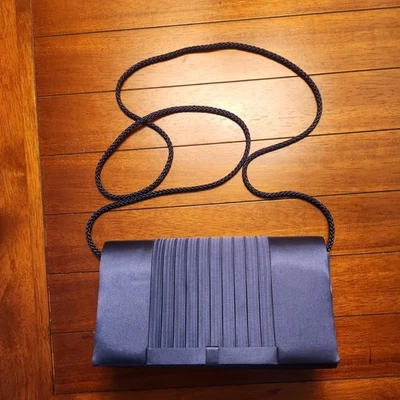 Mini bolso sin asas de satén Valerie Stevens elegante clásico de noche azul marino Foto 1 de 4