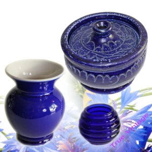 TRUE VINTAGE 3er Set Landhaus Töpfchen mit Deckel Vase Kerzenhalter Königsblau - Picture 1 of 2