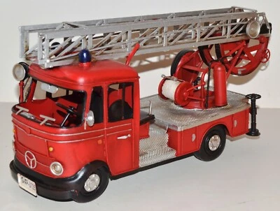 Coche de Chapa Nostalgia a Escala Oldtimer Mercedes-Benz L 405 Bomberos 38CM - Imagen 1 de 4