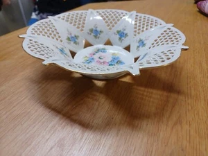 Cuenco de celosía de porcelana SUMI pintado a mano CLUJ Rumania firmado floral - Imagen 1 de 4