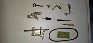 LOT DE PIECES   ET ACCESSOIRES   SINGER - Picture 1 of 3