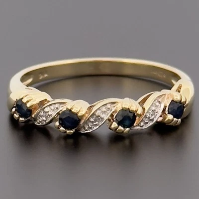 Anillo de oro amarillo de 9 quilates con zafiros y diamantes con banda de eternidad talla P con sello Foto 1 de 4