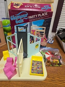 💥VINTAGE KENNER  GLAMOUR GALS PARTY PLACE 1981💥 - Picture 1 of 5