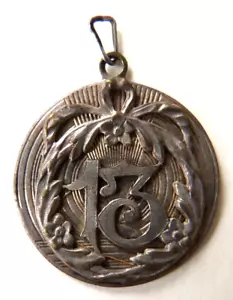 Médaille pendentif bijou porte bonheur chiffre 13 ART NOUVEAU vers 1900 - Imagen 1 de 3