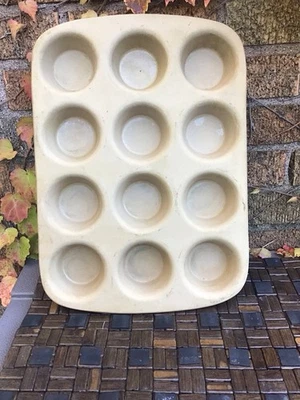 The Pampered Chef 12 Muffins Cupcake Family Heritage Stoneware Classics Pan USA - Image 1 of 4