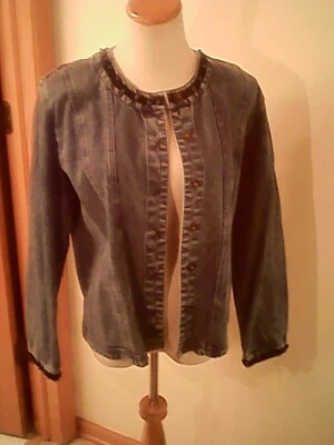 Chaqueta vaquera azul marca Choices Petite PL algodón lentejuelas negras y cuentas verdes a presión Foto 1 de 4