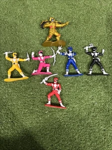 Lotto di 6 minifigure vintage Mighty Morphin Power Rangers PVC 3" - Foto 1 di 15